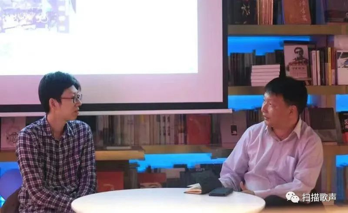 笔者和王莫之（左）对谈《寻找小糖人》