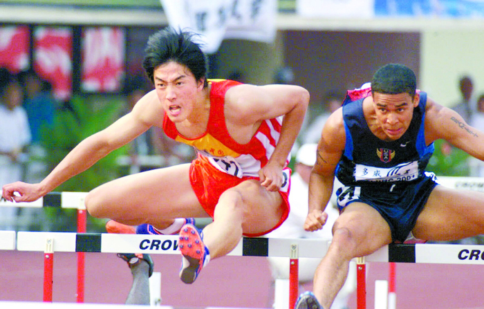 2001年，在第21届世界大学生运动会上，刘翔获得男子110米栏冠军。李继辉摄