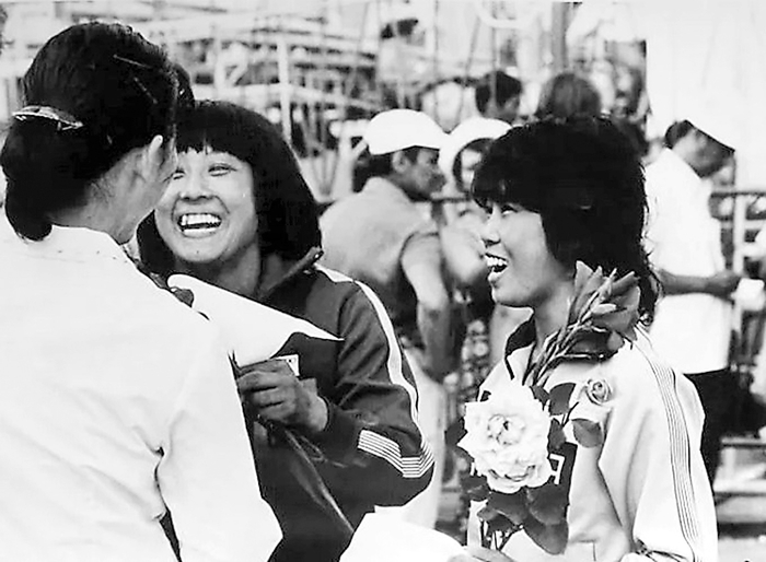 1981年，在第11届世界大学生运动会上，陈肖霞（右一）、李艺花（右二）分别荣获女子10米跳台跳水冠、亚军。曹玉泉摄