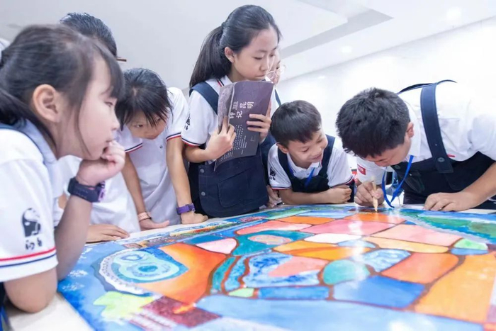 学生们正在参加云南省博物馆开展的特色活动。云南省博物馆 供图