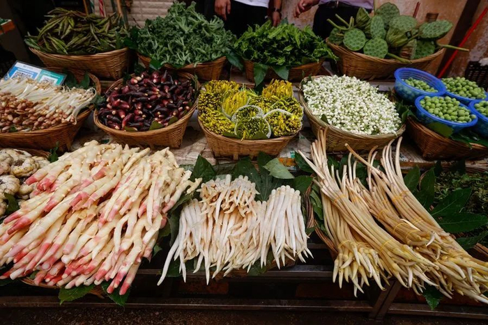 昆明篆新农贸市场内一个摆满特色小菜的摊子。赵普凡 摄