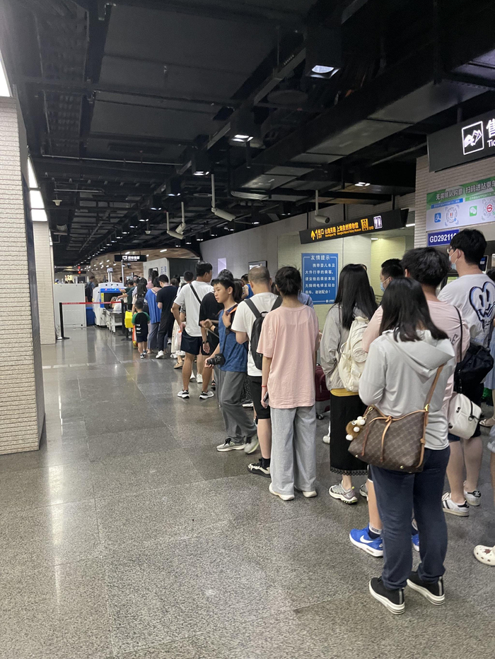 17:00时闭馆后，上海自然博物馆地铁站内进站安检处排起了长队。（澎湃新闻记者 唐莹莹 图）