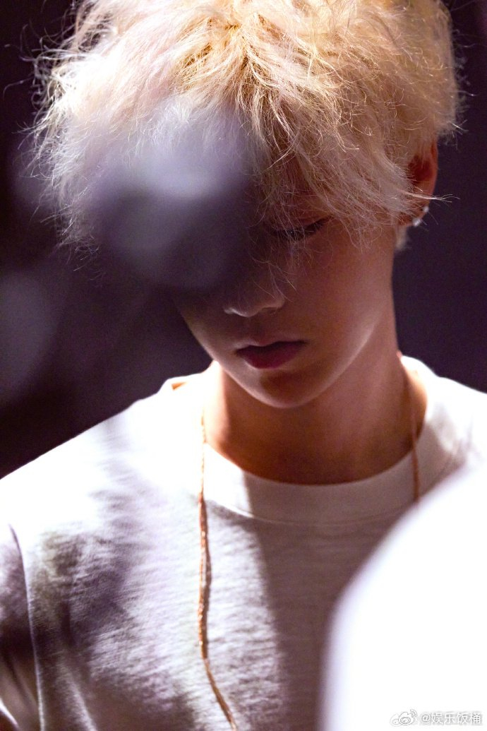 鹿晗不用护发素吗,头发好毛躁啊,但是这发量很让人羡慕……|鹿晗_新浪