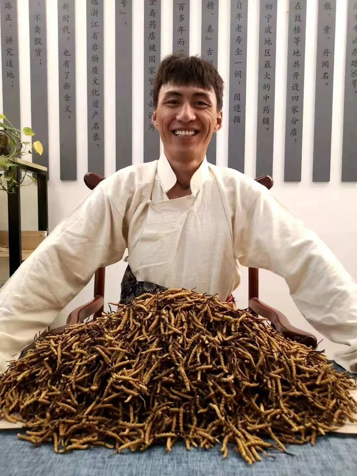 2020年11月，那曲市比如县创业大学生次仁亚培来门店直销虫草