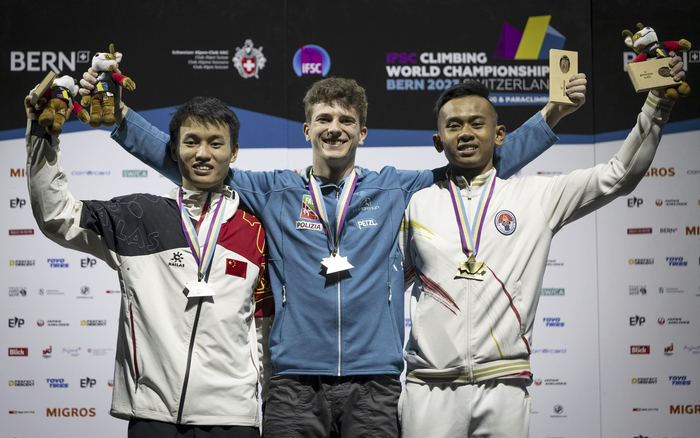 龙金宝（左）因出发犯规被取消资格，遗憾摘银。  图/视觉中国