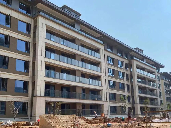 图为8月5日位于长沙市的正荣滨江紫阙台楼盘，工人正在施工。新华社记者 柳王敏 摄