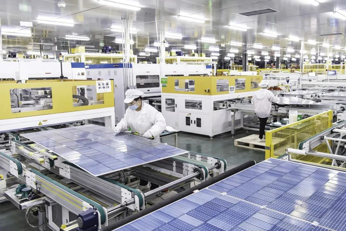 来安晶科新能源公司工人赶订单。（滁州市委宣传部供图）