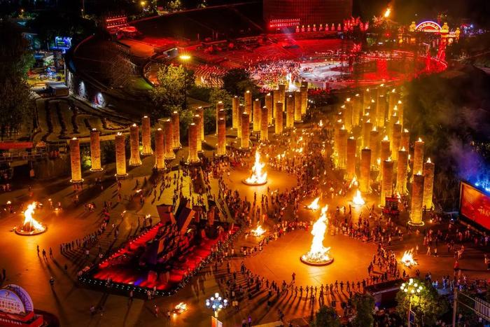 图集丨彝族火把节之夜 20万人在凉山打火把