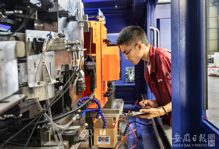 在马鞍山市博望区，工作人员正对生产的高精度数控轴承磨床进行调试。尹秀忠 摄