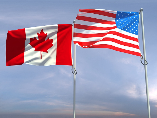 美国国旗与加拿大国旗,资料图.图源:视觉中国