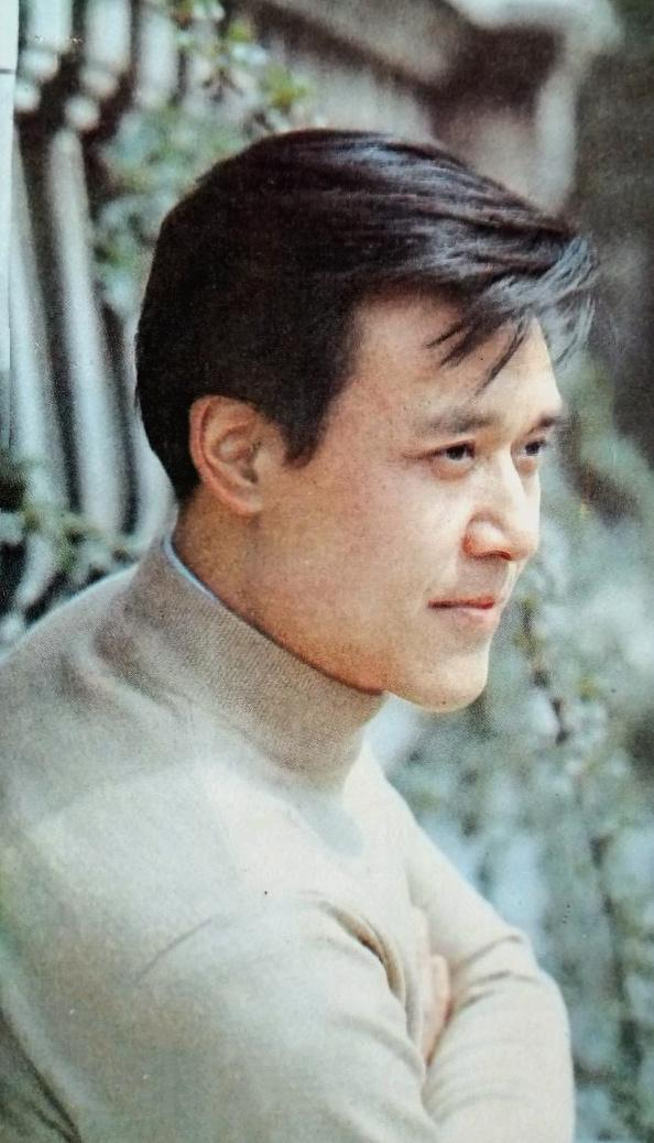 达式常在上海电影专科学校读书的时候,与同班同学王文皓产生感情.