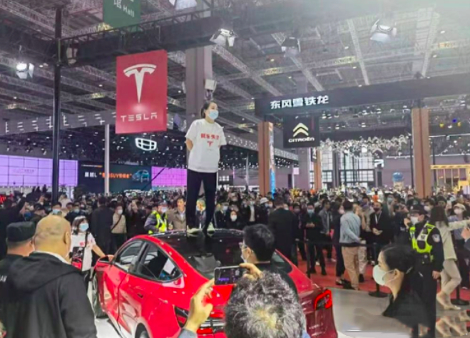 2021年4月19日，上海车展上，张亚周站在特斯拉车顶上维权。受访者供图
