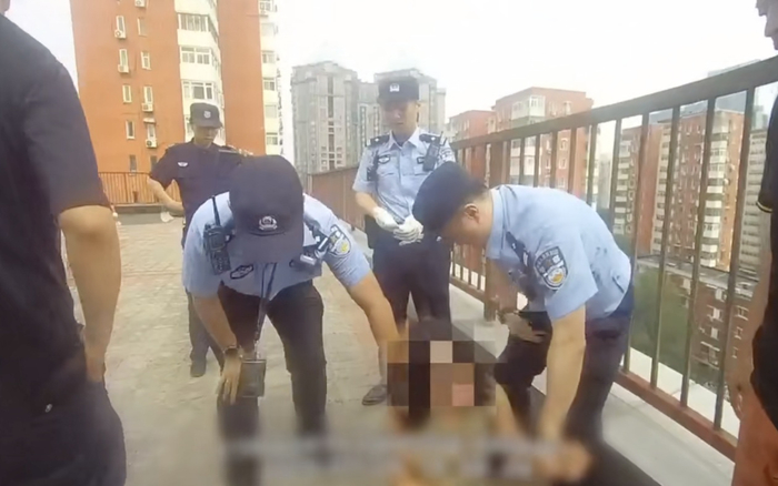 民警最终成功救下轻生女子。图源：北京市公安局朝阳分局