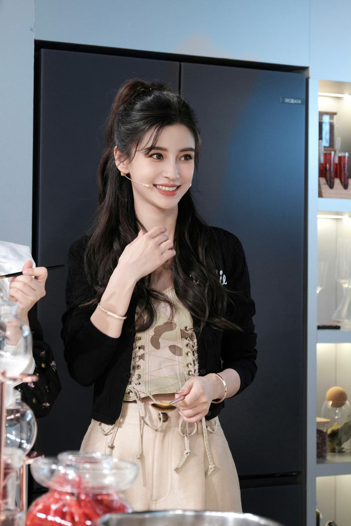 angelababy高马尾半披发搭配迷彩短上衣造型……|angelababy_新浪新闻