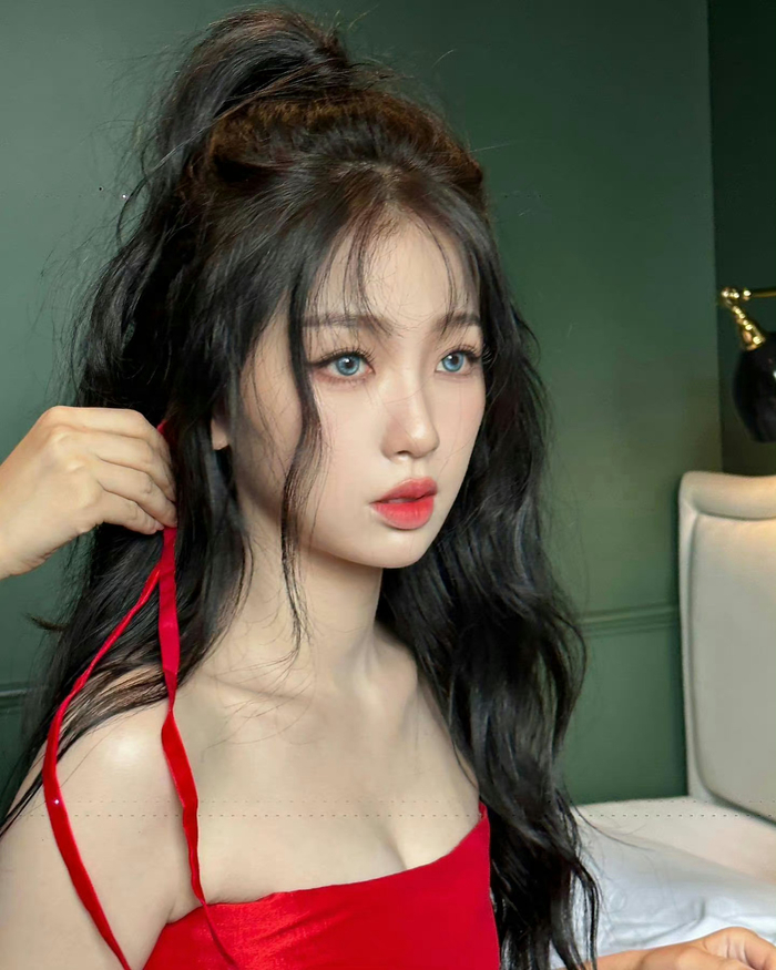 欣欣的ins更新啦!米色波点露腰裙好漂亮呀!|虞书欣_新浪新闻