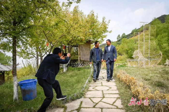 和政县城关镇咀头村党支部书记杨胜强（右一）通过网络扩大当地旅游的传播力。