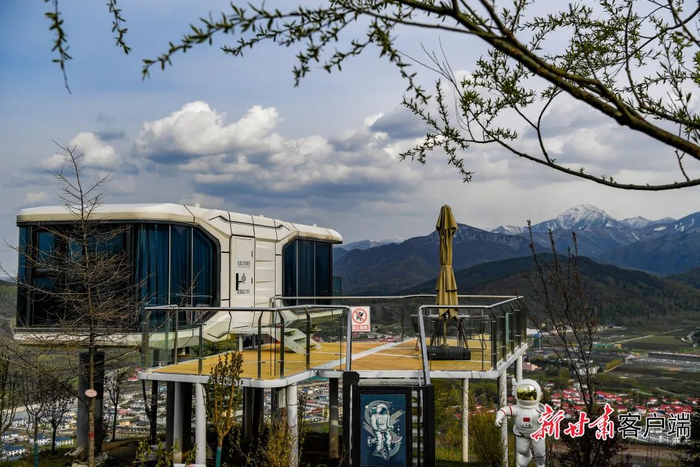 和政县大桦梁星语云端旅游景区以太空舱式高档民宿、木屋式生态民宿和帐篷家酒店式民宿、星月居科幻主题民宿。