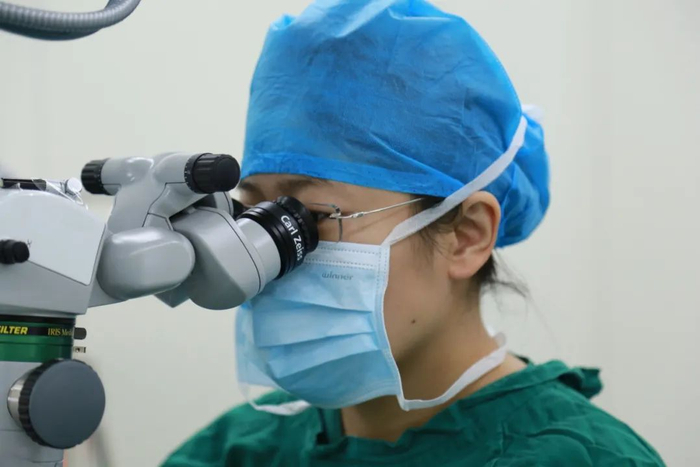 （图为王婷教授为患者进行检查）