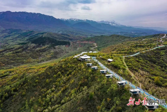 远眺和政县大桦梁星语云端旅游景区。