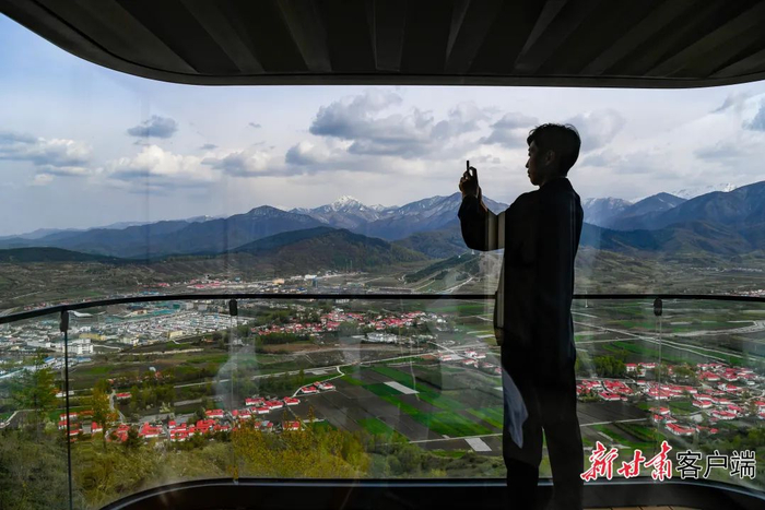 美景如画的和政县大桦梁星语云端旅游景区吸引了许多游客前来。