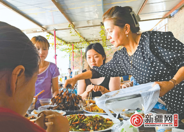 8月10日，位于米东区民泰街南三巷27号的家常味道小饭馆内，负责人林荣为顾客端上一元烤串。（全媒体记者宋建华摄）