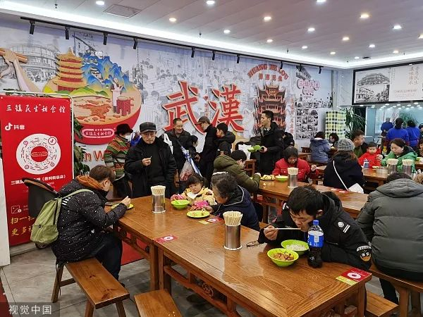 2022年1月26日，市民在三镇民生甜食馆总店进餐。图源：视觉中国