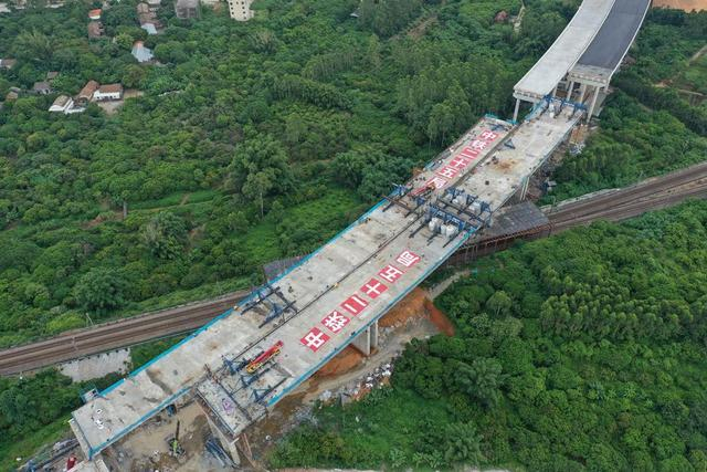 惠龙高速全线唯一一座跨铁路连续梁合龙,预计10月全面通车