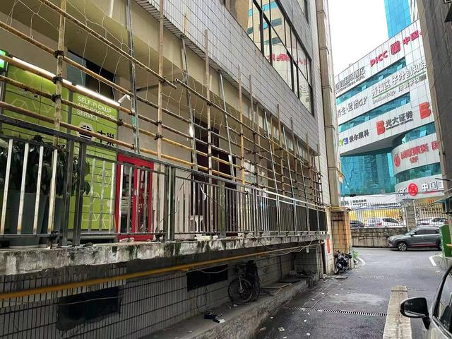 玛丽莱珠宝大厦后侧阳台被封死 澎湃新闻记者 谭君 图