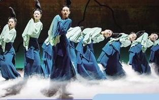 中国东方演艺集团舞蹈诗剧《只此青绿》的精彩瞬间。王徐峰摄