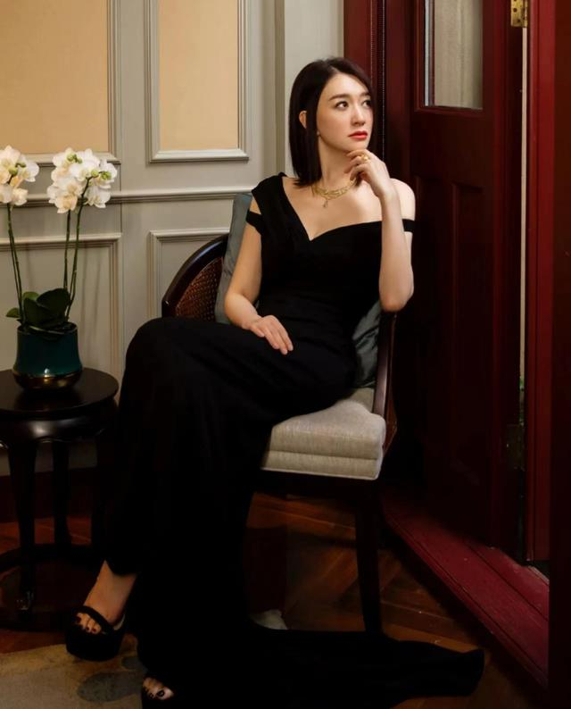 被李小冉惊艳到了穿露肩连衣裙大秀美肩美腿更让人看直了眼