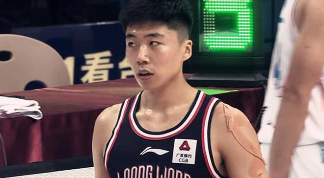 清华吊打广州杨曦皓轰34分三将稳定输出刘颜诚神准难救主