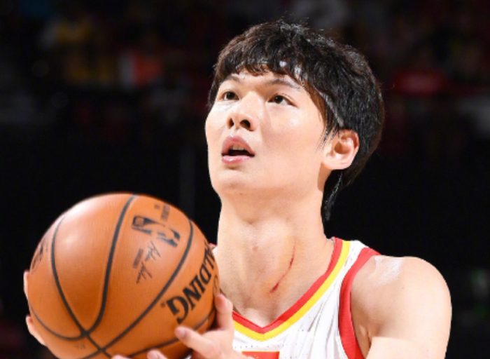 王哲林仅打2分钟伤退,赛后亲承伤势情况,造杀伤不能缺他|王哲林|伤势