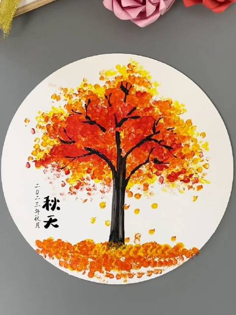用家里的棉签和孩子画的秋天大树儿童画吧