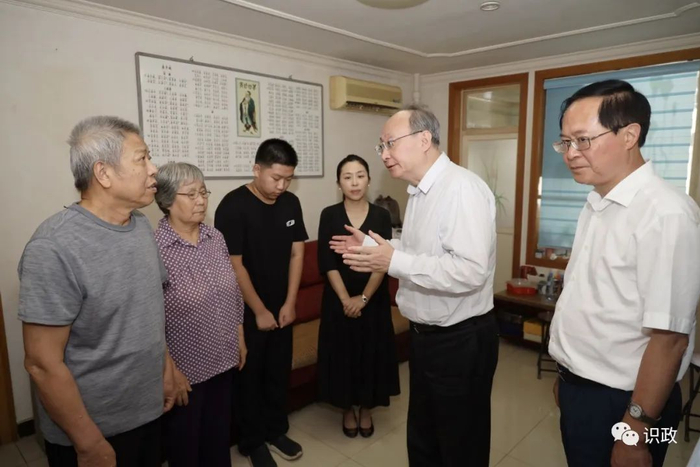 看望慰问烈士家属