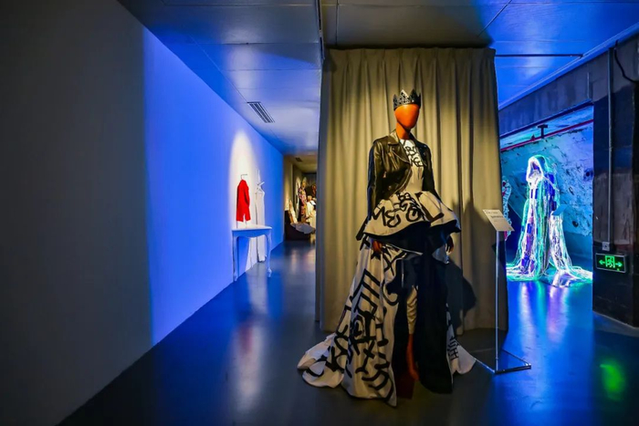 一个旧衣展登陆上海你可以找到陈坤孙俪李宇春等最有故事的挚爱旧衣