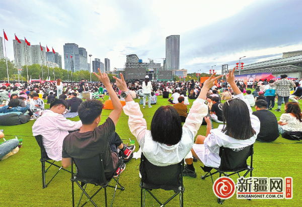 7月8日，新疆本土首场疆菓音乐节在新疆国际会展中心举办，超过万名乐迷共赴这场音乐之约。（全媒体记者王畅彤摄）