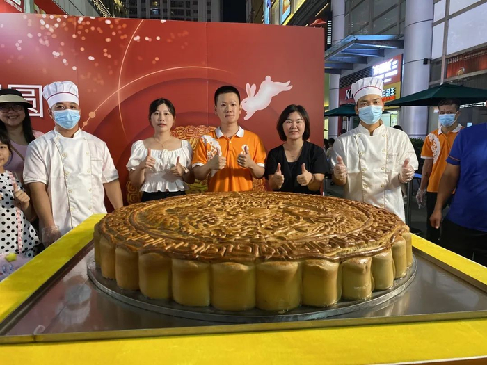 388斤超级大月饼惊艳南宁!