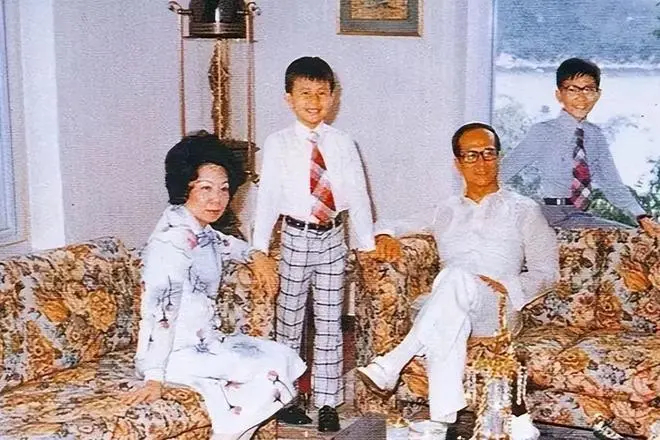 李嘉诚一家四口