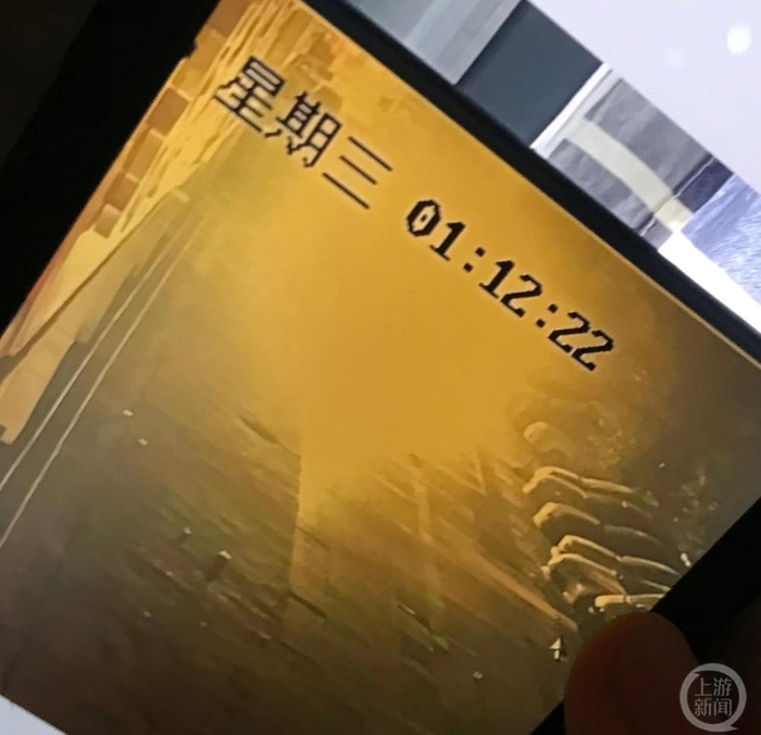 7月26日凌晨1时12分，嫌疑人车辆（亮光处）载着小丽出现在案发现场。图片来源：上游新闻记者 贾晨 翻拍