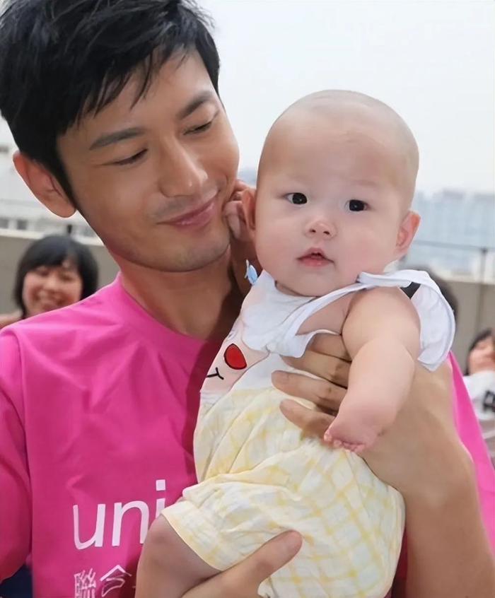 众所周知,黄晓明和angelababy育有一子小海绵,离婚后由两人共同抚养.