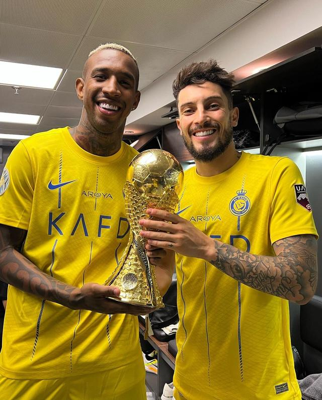 特莱斯晒与c罗合照庆祝拿到阿拉冠冠军05哦足球