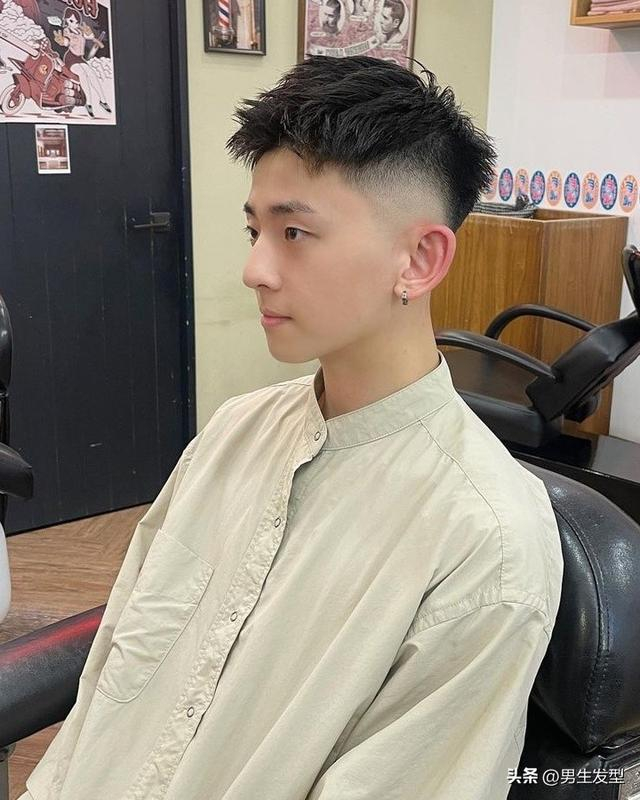 今夏"超帅气"的3款男生发型,干净利落,比油头清爽多了|发型_新浪新闻