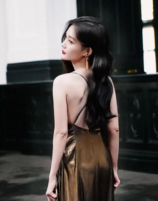 低估了李一桐的身材,一袭吊带开叉长裙亮相,"腰臀比"太惊艳了|李一桐