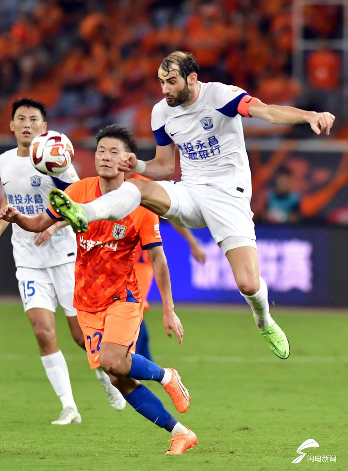 费莱尼打破僵局,山东泰山4-0大胜沧州雄狮|马罗亚内·费莱尼|沧州雄狮