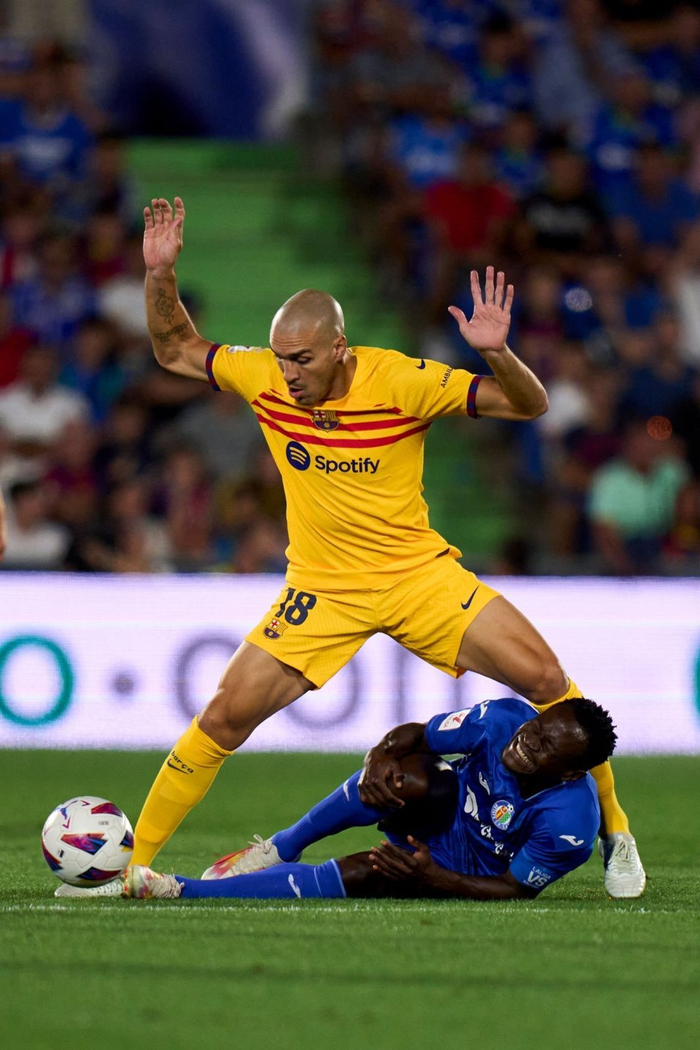 西甲爆大冷:巴萨两人染红,75%控球 14次射门狂轰