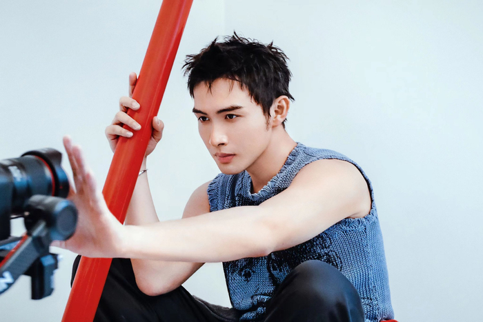 张彬彬周一拍摄花絮照来啦,蓝色针织无袖造型,这身材真的好好