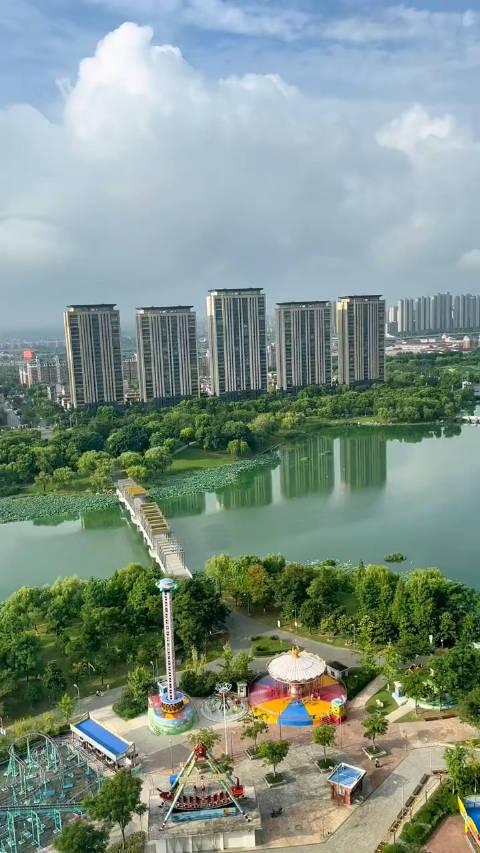 网友:通州区南山湖今天好绿啊,貌似绿的有点不正常
