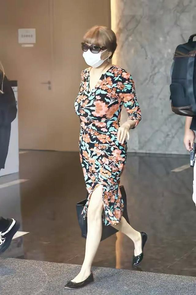 张蔷真是放的开,穿露脐装配紧身裤,身材不像奔六的人|张蔷_新浪新闻