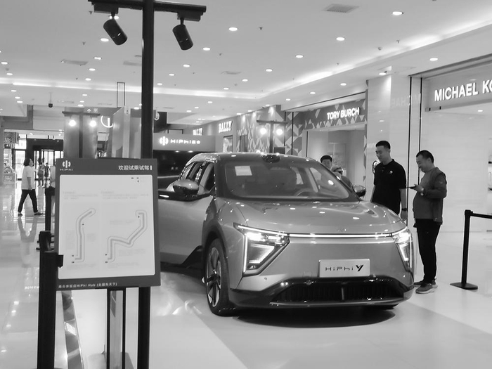 　　▲　汽车品牌纷纷进驻省会商业综合体让市民看车更方便，图为市民正在咨询、选购一款新车。