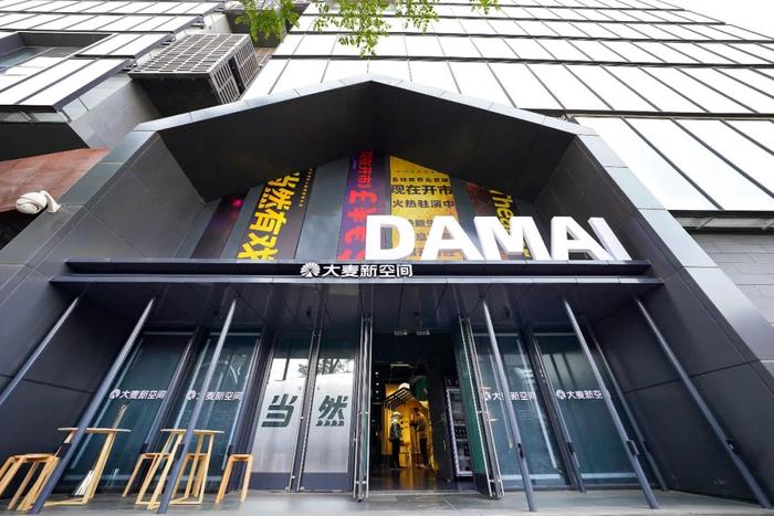 金融服务进社区真好 3000斤“爱心萝卜”免费发